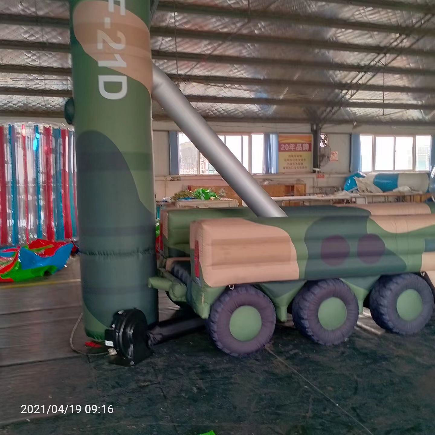 苍南军事演习中的充气目标车辆：模拟发射车雷达车坦克飞机